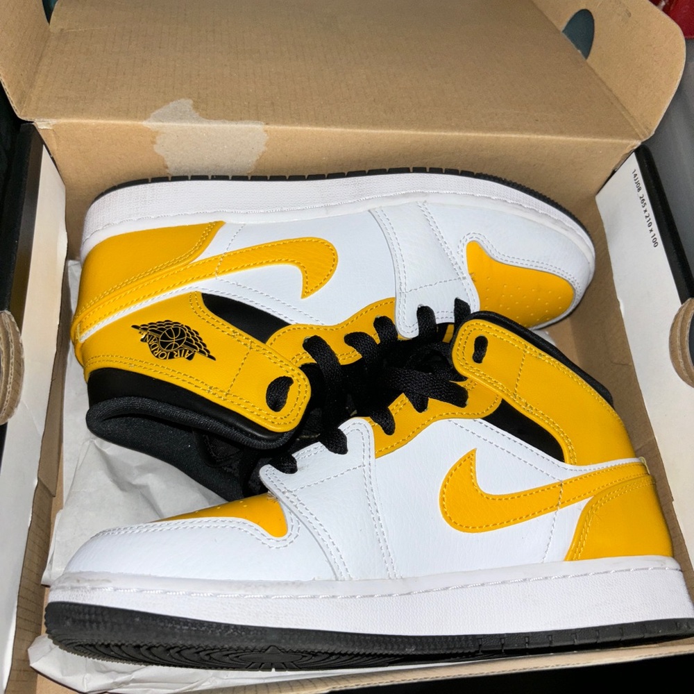 Air Jordan 1 mid “university gold” size 6